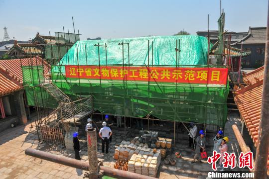 辽宁省首项文物保护工程公共示范和观摩体验活动在沈阳故宫太庙建筑群修缮工地启动。　于海洋 摄