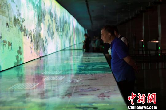 图为，观众在孔子博物馆展品前驻足观赏，了解每件文物背后的故事。　王飞 摄
