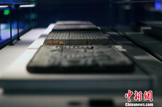 孔子博物馆闻名于世的藏品包括明代以来直至1948年的30万件孔府私家文书档案、宋代以来4万多册善本古书、8000多件明清衣冠服饰以及大量与祭祀孔子有关的礼乐器等。　王飞 摄