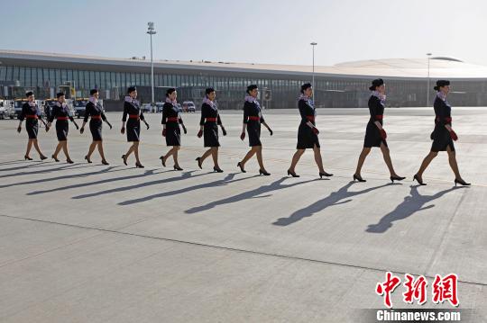 东航地服人员正在大兴机场进行准备工作。　殷立勤 摄