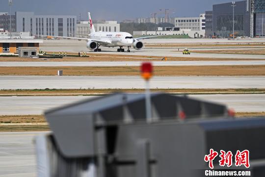 东航A350-900客机于5月13日上午9时35分，平稳降落在北京大兴国际机场的跑道上。　殷立勤 摄