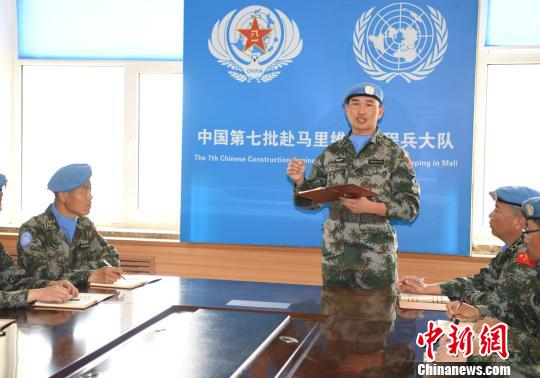 卞龙向战友们讲解出国后注意事项。　杨再新 摄