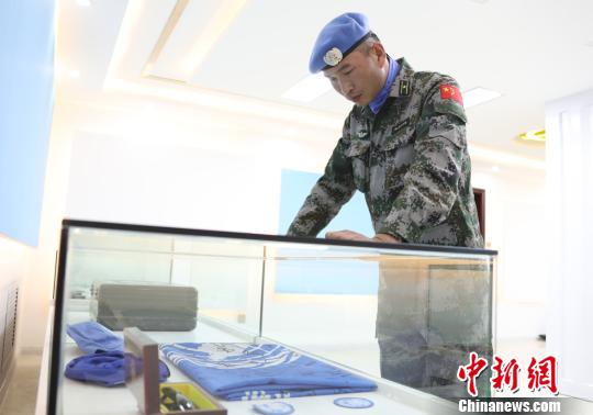 卞龙再次来到申亮亮烈士纪念厅。　杨再新 摄