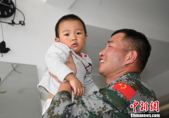 卞龙抱起儿子。　杨再新 摄