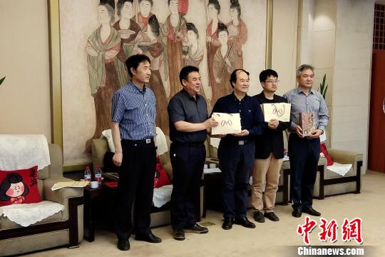 赠书仪式。　田进 摄