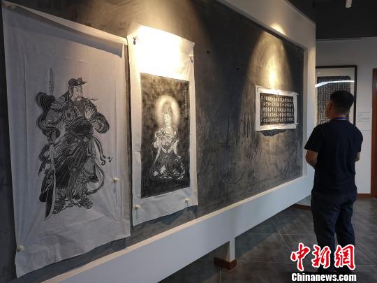博物馆丰富的摩崖石刻拓片吸引人驻足欣赏。　唐小晴 摄