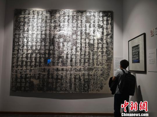 博物馆丰富的摩崖石刻拓片吸引人驻足欣赏。　唐小晴 摄