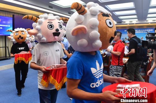 举报有功民众头戴喜羊羊头饰领奖。　陈骥旻 摄