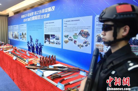 警方展示涉黑恶组织作案工具。　陈骥旻 摄