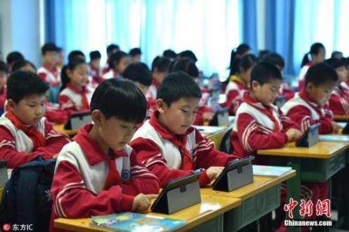 资料图：小学生正在用移动设备上课。图片来源：东方IC 版权作品 请勿转载