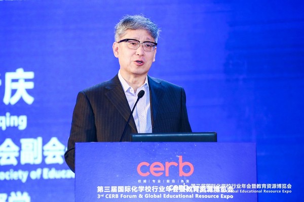 中国教育学会副会长、国家督学尹后庆作主旨发言