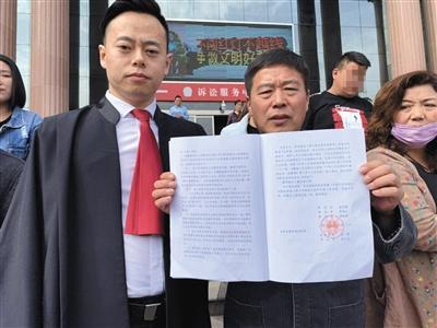 　　已服刑15年出狱的曹红彬(右一)13日下午在禹州法院领到无罪判决。左一为其辩护人之一张旭华。受访者供图