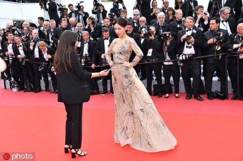 中国女演员蹭戛纳红毯不走 遭保安驱赶假装听不懂