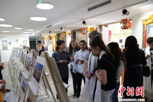 图为现场观众驻足观看。　田春元 摄