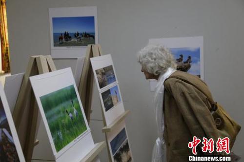 图为现场观众驻足观看。　田春元 摄