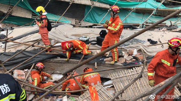上海建筑倒塌事故：救出11人 救援还在紧张进行中