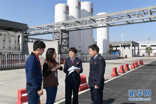 4月1日，国家税务总局杭州市富阳区税务局工作人员（右二）在杭州永特信息技术有限公司向财务人员讲解减税降费政策。新华社记者黄宗治摄