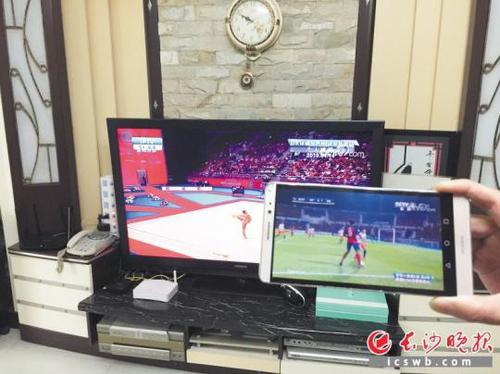 　　谭先生家，电视机与手机里的CCTV5频道播放的内容不一样。　　　长沙晚报全媒体记者 谢春年 摄 