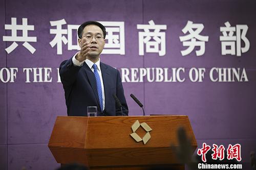 5月16日，中国商务部在北京举行例行新闻发布会。针对美国将华为列入出口管制“实体名单”一事，商务部新闻发言人高峰在发布会上称，将采取一切必要措施坚决维护企业合法权利。<a target='_blank' href='http://www.chinanews.com/'>中新社</a>记者 赵隽 摄