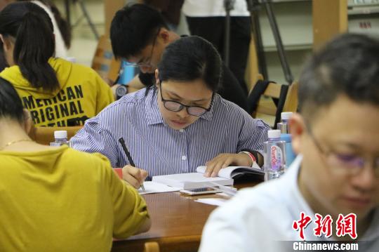 参赛选手沉浸在比赛中。　赵强 摄