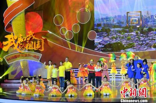晚会“海峡”元素凸显，闽台属家庭相聚舞台，以一曲《同圆中国梦》讲述独特的“我”和祖国的故事。　吕明 摄