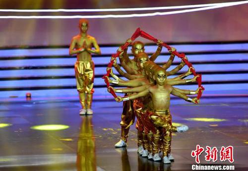 少林十八小铜人演绎出精彩的少林功夫。　吕明 摄
