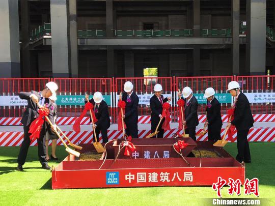 嘉宾为上海莱佛士医院封顶铲土。　王子涛 摄