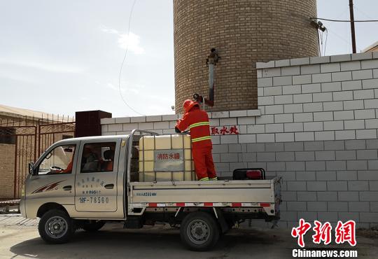 图为酒泉市肃州区西沟村利用水塔改建“土”消火栓，有效解决农村发生火灾时消防车取水困难实际问题。　刘玉桃 摄