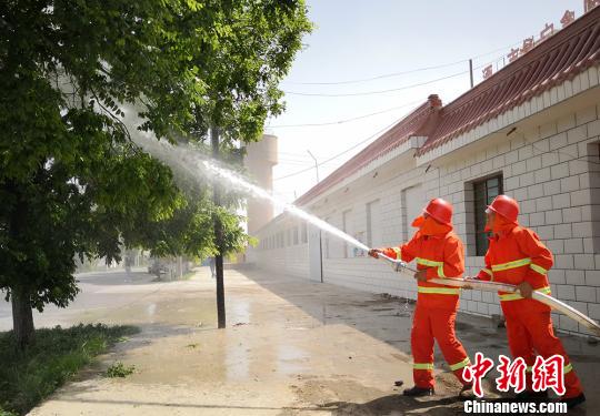 图为乡村义务消防员演练火灾救援。　刘玉桃 摄