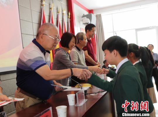 助学金发放仪式现场。杨迪 摄