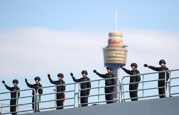 6月3日，中国海军第31批护航编队的骆马湖舰（左）和许昌舰停泊在澳大利亚悉尼花园岛军港。1
