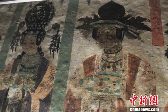 图为敦煌壁画中“供养人”形象，服饰头饰极为精致。　杨艳敏 摄