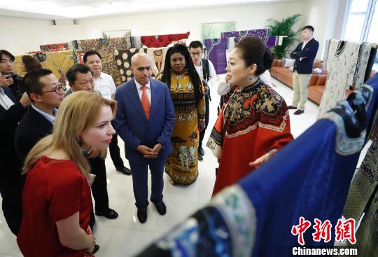 古典美衣收藏家毕红向来宾讲解 杜洋 摄