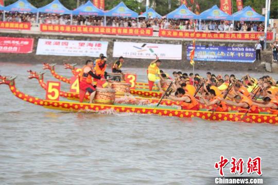 6月6日，来自中国和越南的17支龙舟队伍在“海上胡志明小道”展开激烈角逐。
