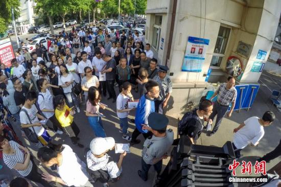 资料图：众多考生在家长的陪同下查看考场。韦亮 摄