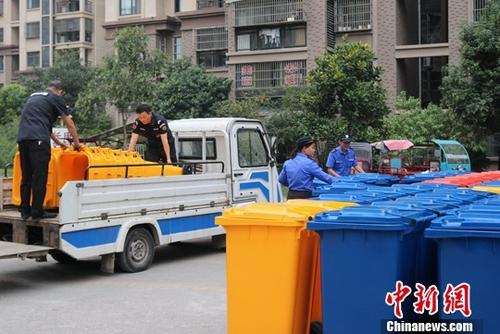 资料图：工作人员正在辖区设置垃圾分类收集点。中新社记者 韩苏原 摄