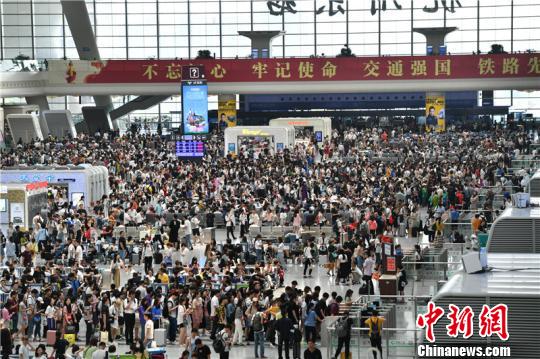 图为杭州东站。　张煜欢 摄