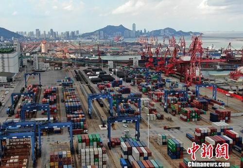 资料图：江苏连云港一处集装箱货运码头。<a target='_blank' href='http://www.chinanews.com/'>中新社</a>记者 泱波 摄