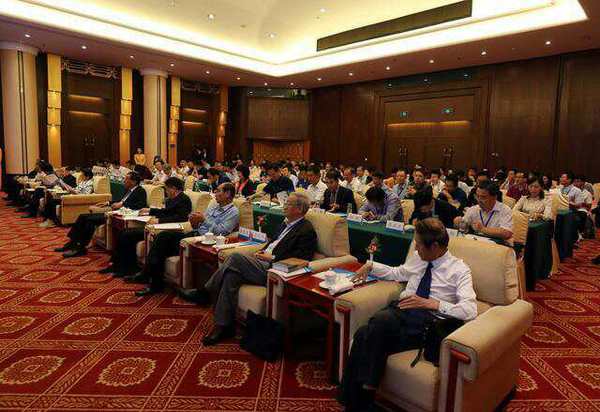 6月8日，在中华环保联合会绿色金融专业委员会2019年度高峰论坛上，中国工程院院士李文华（中）向中华环保联合会绿金委副主任吴国荣（左）赠书。