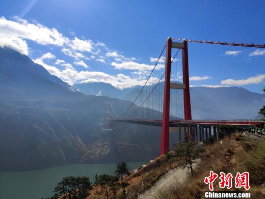 图为横跨大渡河的雅康高速泸定大渡河大桥。(资料图) 王鹏 摄