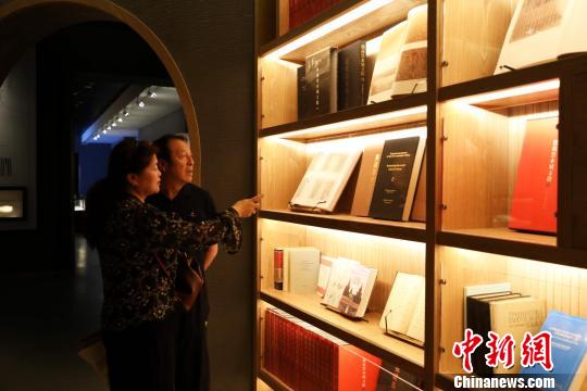 游客在西夏博物馆中参观。　李佩珊 摄