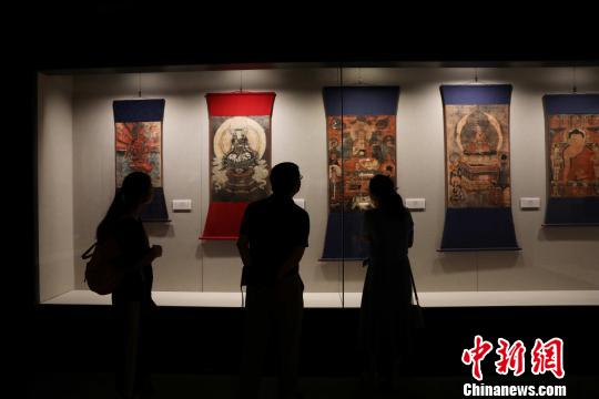 游客在西夏博物馆中参观。　李佩珊 摄