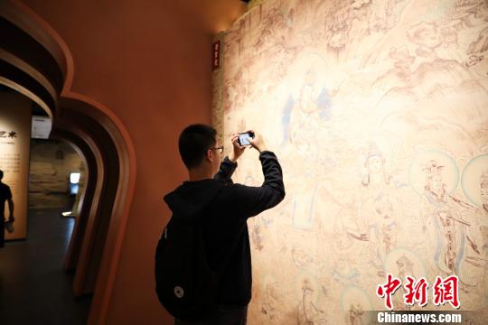 游客在西夏博物馆中参观。　李佩珊 摄