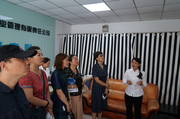调研人员对平房区物业管理工作进行视察