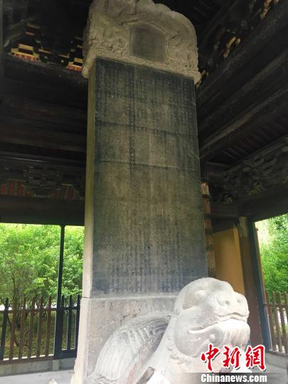 资料图：位于安徽凤阳明中都皇陵里的大明皇陵之碑，高6.87米，碑文为朱元璋亲自撰写全文共1105个字，主要讲述了他的卑微身世、僧侣生活、戎马生涯以及开创大明江山的全部过程，阐明了昌运兴盛的道理，对研究明初历史具有非常重要的意义。　张强 摄