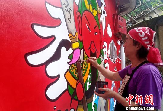 来自海峡两岸的涂鸦好手们，把一幅幅作品绘制到老街墙上，为美丽的东山岛增添了一道靓丽的风景线。　林华艺 摄