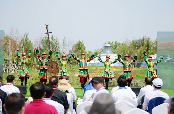3活动现场举行文艺表演