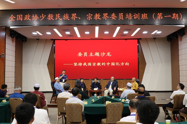 1、全国政协民宗委驻会副主任杨小波致开场白