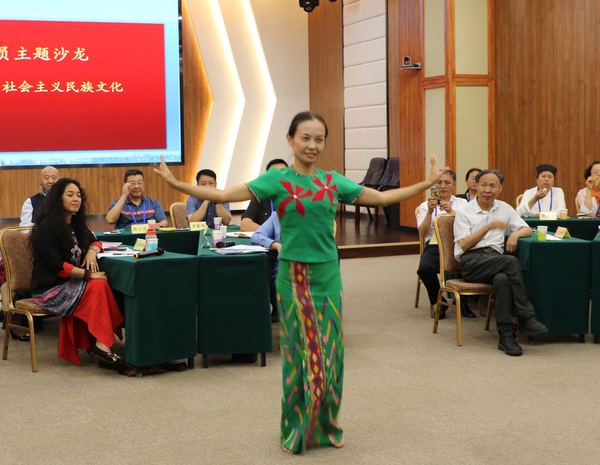 5，何庆委员表演傣族舞蹈