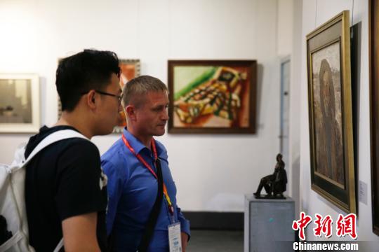 观众们在展会现场。　吕品 摄